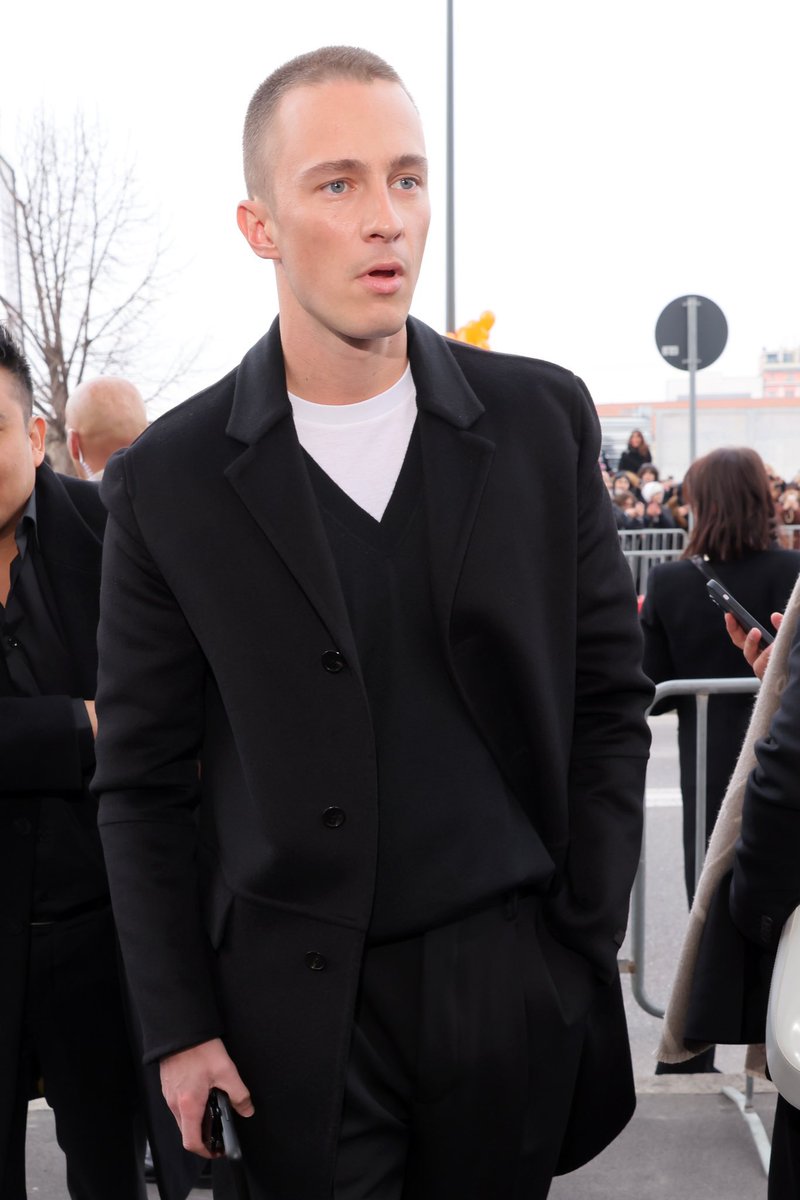 KaneMillerBR's tweet photo. Kane está presente na #OPENRunway, abertura da Paris Fashion Week no Palazzo Reale di Milano, em Milão.
— O cantor está usando Fendi, com alfaiataria de alta costura. https://t.co/IxRVmMjsLZ