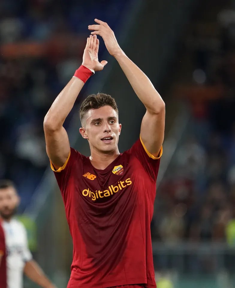 ArsenalZNE's tweet image. 🚨🔴 Riccardo Calafiori admitted he would like to leave Arsenal to rejoin Roma sooner or later to finish what he started there 😳:

“I’d like to return to Roma sooner or later. Obviously, we can’t plan our career now, but yes, I can imagine it.

Also, because I left halfway,