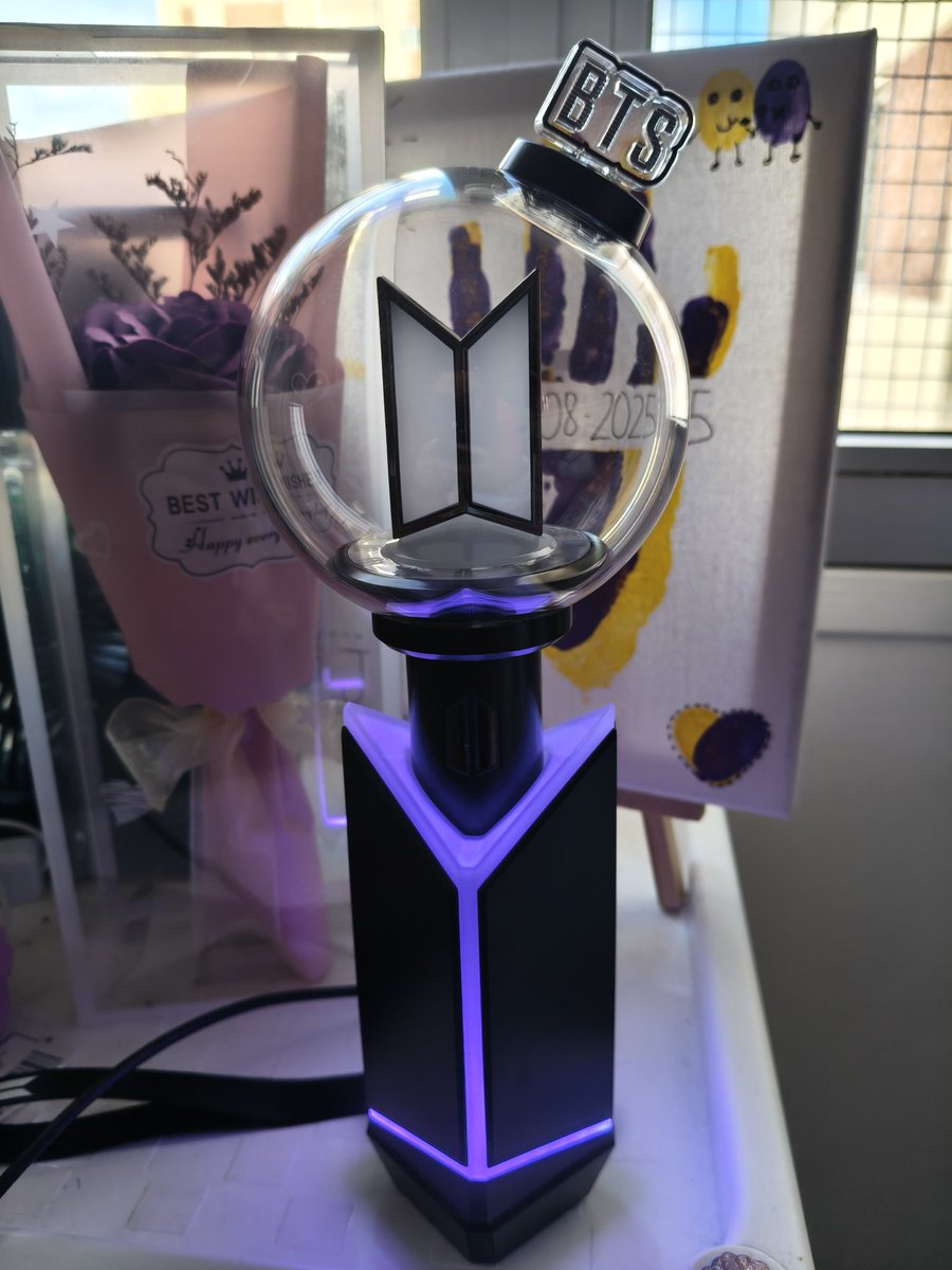 FORJJK7's tweet photo. QUÉ PRECIOSIDAD DIOS MÍO 
😍😭💜
Y todo gracias a mi prometido que me pasó el dinero, sí es que me gané la lotería teniéndolo a él, no tienen ni una idea de lo importante que es él en mi vida y de cuánto lo amo 🥹💘

@bts_bighit 
@BTS_twt https://t.co/uuvNukjIg1