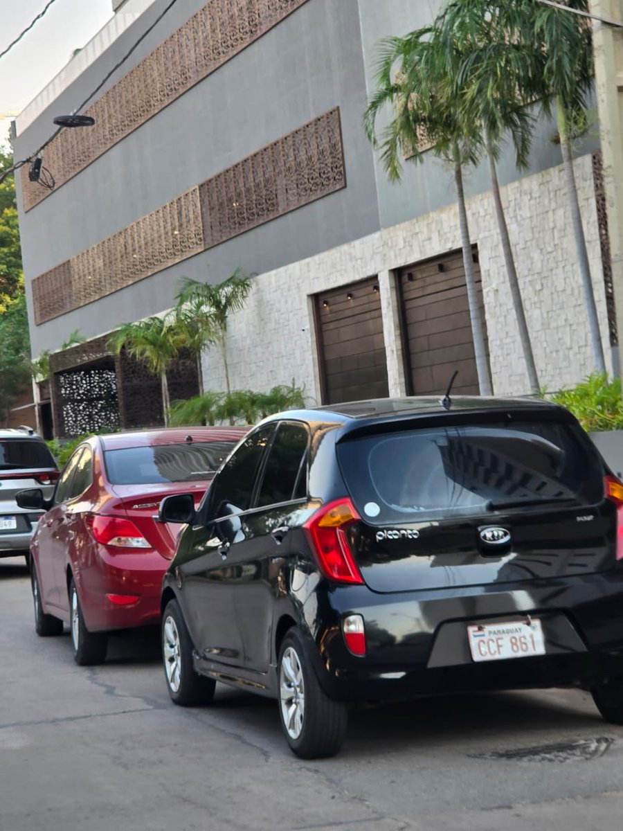 🔴 Sigue la joda sobre Molas Lopez, los autos estacionando en lugares prohibidos, la <a href="/AsuncionMuni/">Municipalidad de Asunción</a> y <a href="/luisbello_asu/">Luis Bello</a> cómplices, no son capaces de poner cepos, pese a las insistentes denuncias de las comisiones vecinales.

#Comunidad1080 📻 
#ComunidadMonumental