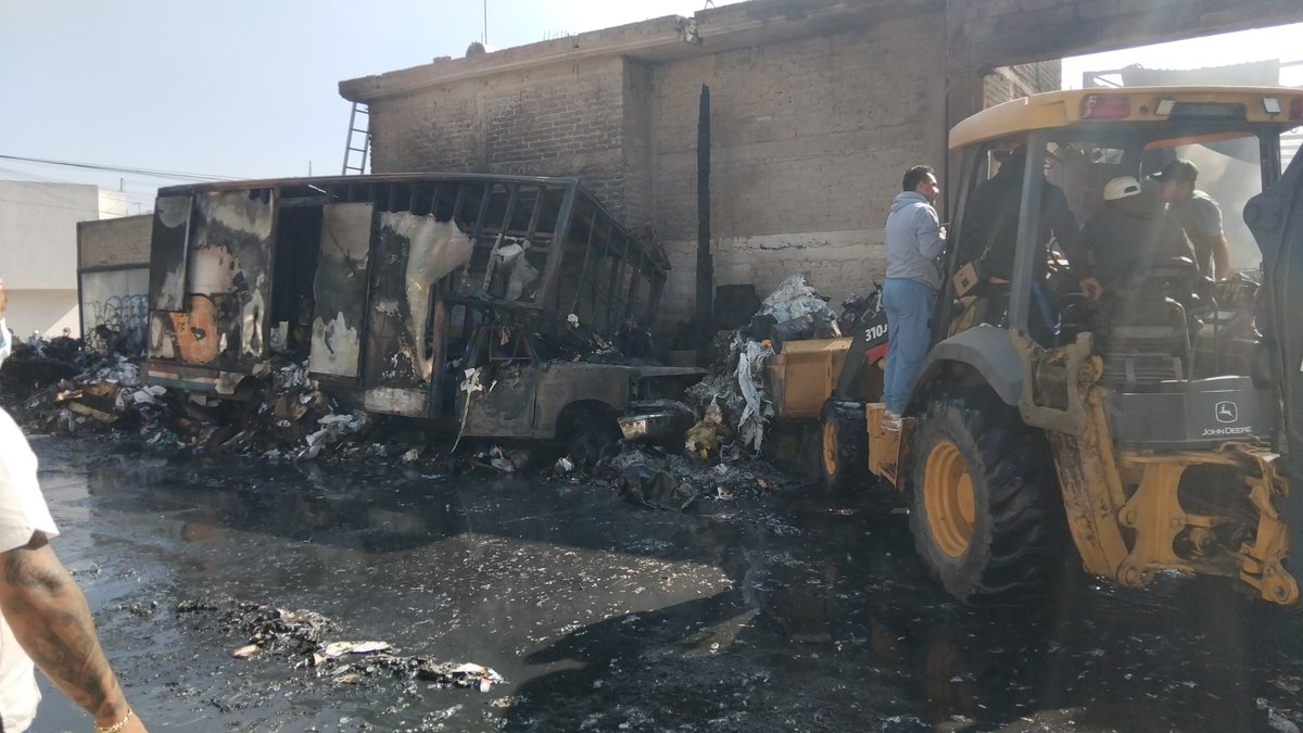 Alrededor de las 3:00 horas de este lunes comenzó a incendiarse un centro de reciclaje ubicado en Lerdo de Tejada, col. San Isidro, en #ValleDeChalco. No hay heridos, pero los trabajos para sofocar el fuego se han extendido por más de seis horas y sigue.