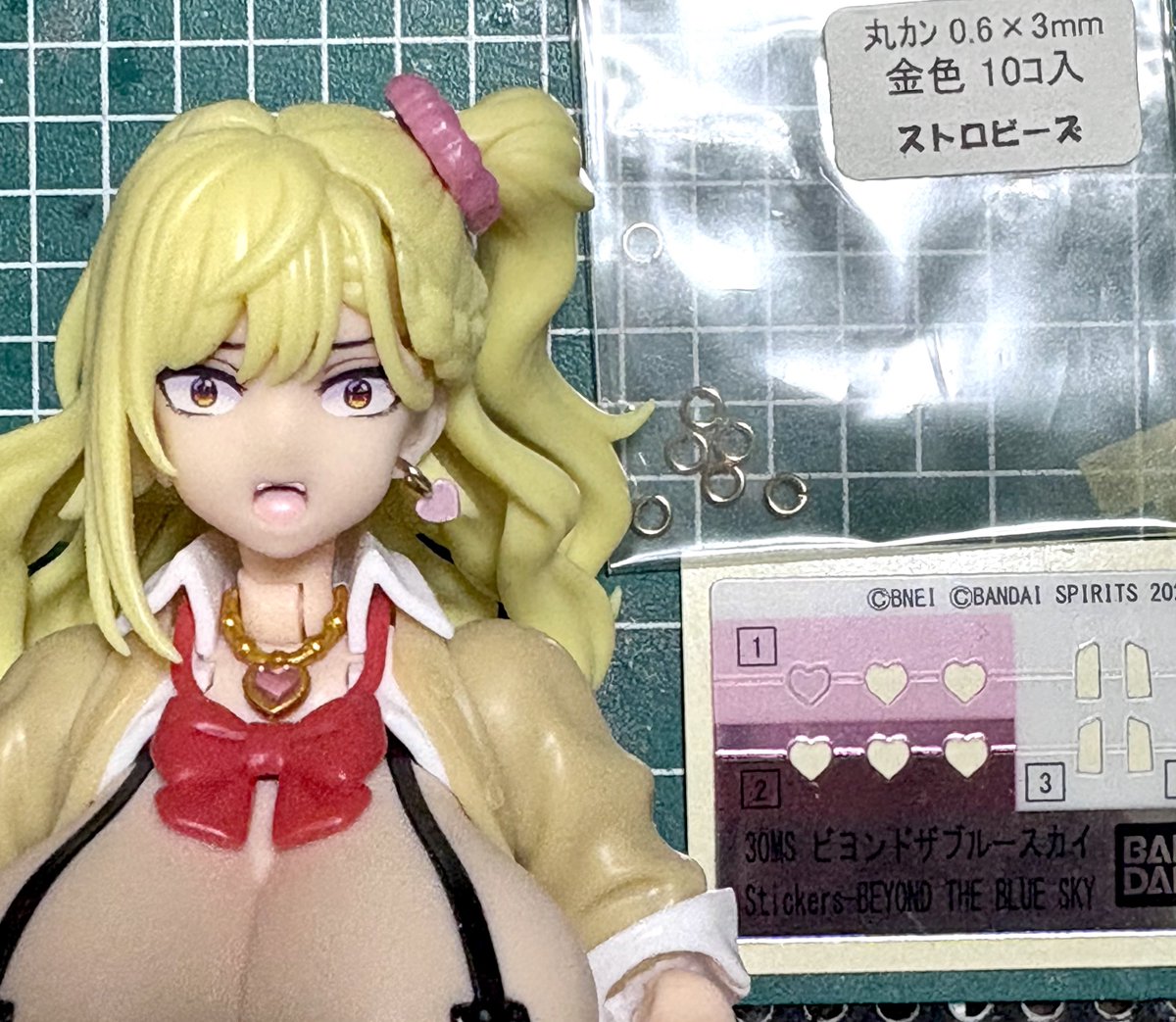 アクセサリー類は、ビヨンド・ザ・ブルースカイのプラスチックシールや丸カンでディティールアップ