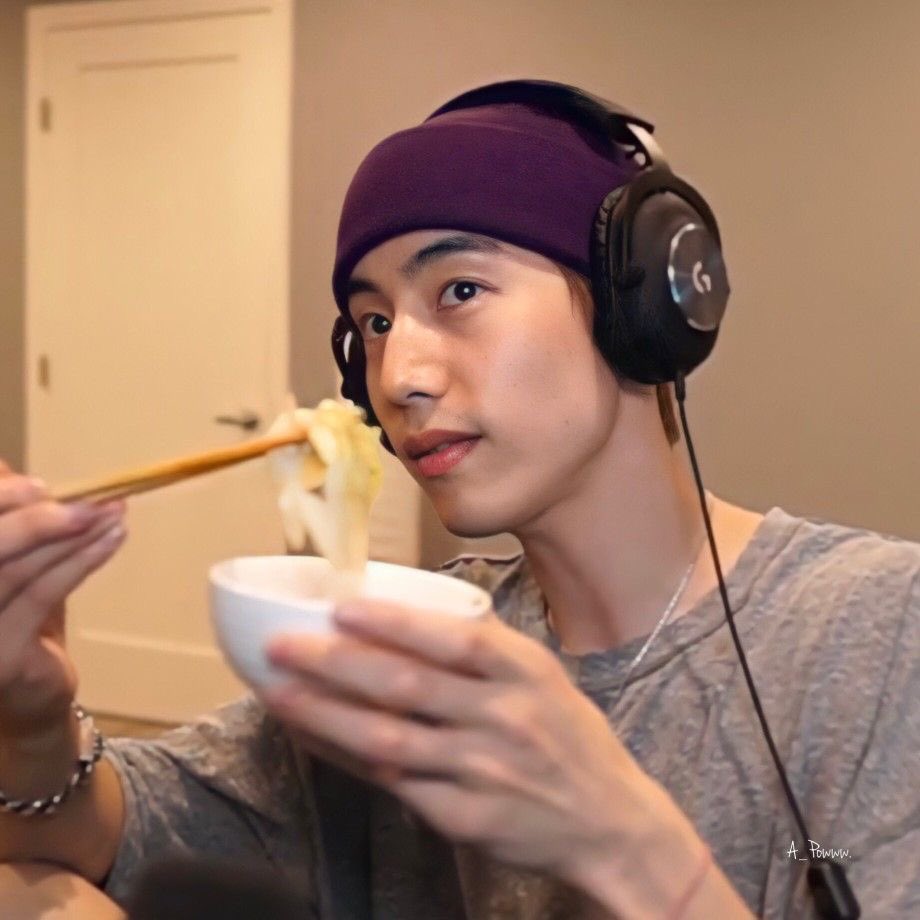 marktvan__'s tweet image. ㅤ 
୨⎯ My first official work-from-home day. This is the real me; no suit, grubby hat. I’m loving/living it up. Had to finish up this week’s deadline so finally ate. At least I can rest now.

#Eagan #Tiredness