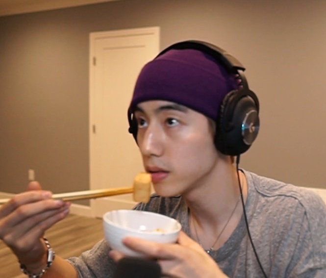 marktvan__'s tweet image. ㅤ 
୨⎯ My first official work-from-home day. This is the real me; no suit, grubby hat. I’m loving/living it up. Had to finish up this week’s deadline so finally ate. At least I can rest now.

#Eagan #Tiredness