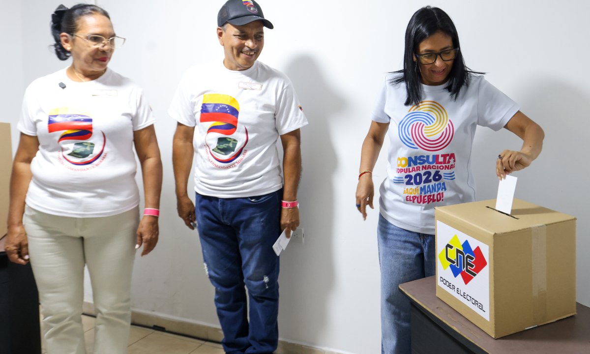 Rumbo al #8Mar! 🗳️ La Pdta. (E) <a href="/delcyrodriguezv/">Delcy Rodríguez</a> acompañó el Simulacro Nacional para la Consulta Popular.
​✅ +36 mil proyectos postulados.
✅ 1.000 nuevos centros de votación del <a href="/cneesvenezuela/">CNEVenezuela</a>.
✅ Prioridad: Agua, luz y vialidad (2T).
​¡El pueblo decide y ejecuta! 🇻🇪