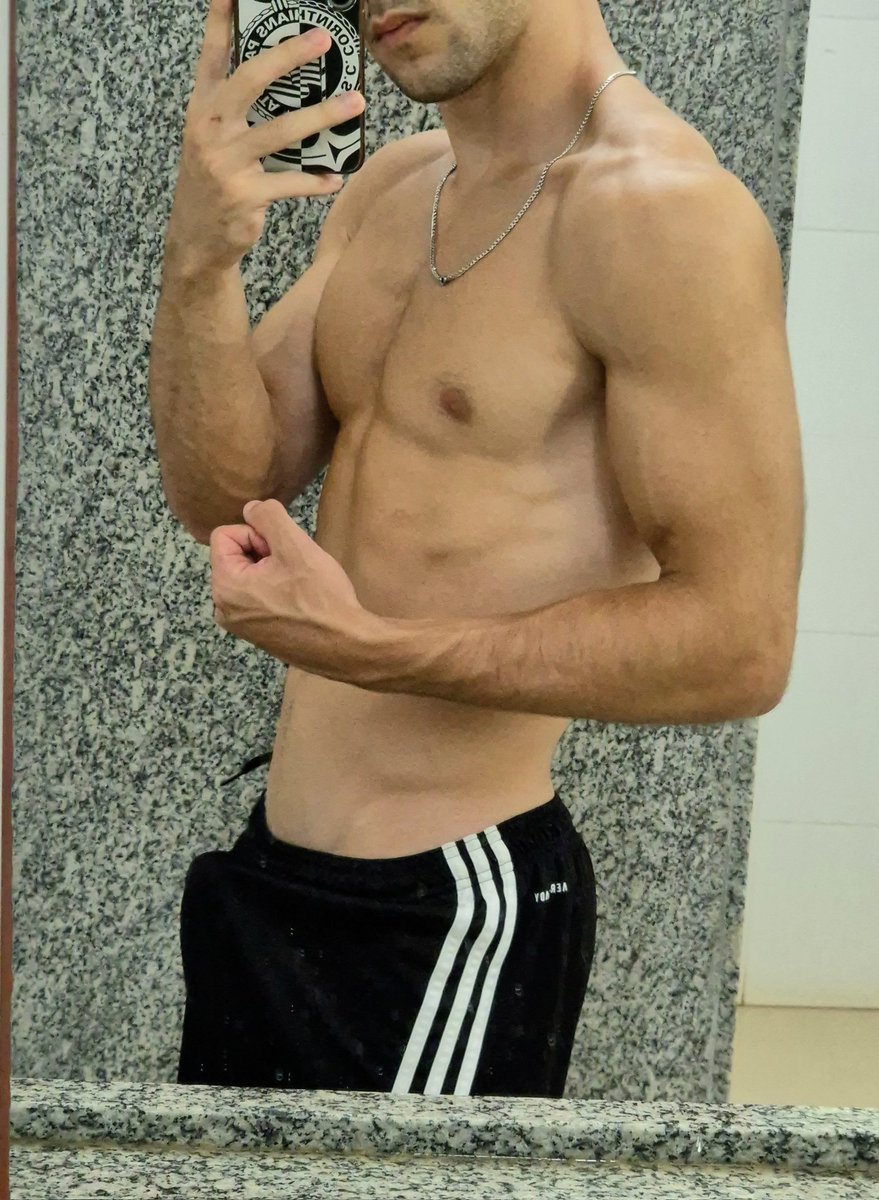 zzthi_hazz's tweet photo. Seloko meu biceps ta enorme aqui (a veia no deltoide/biceps eh o charme) https://t.co/288xV3E8Zj
