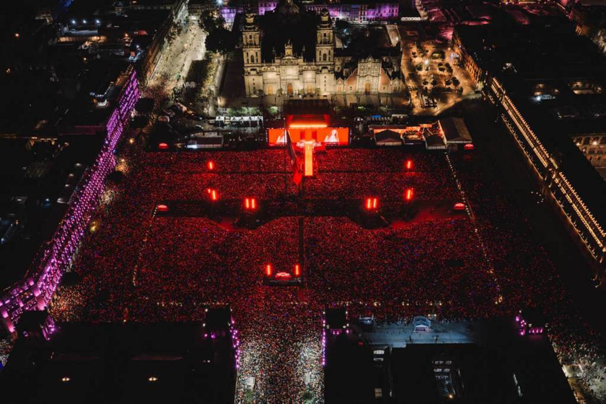 La artista colombiana cerró su paso por México con un show gratuito ante una multitud estimada en 400,000 personas, marcando un nuevo récord de asistencia en la Plaza de la Constitución.

#Shakira #Zocalo #Gratis #CDMX #LasMujeresYaNoLloran