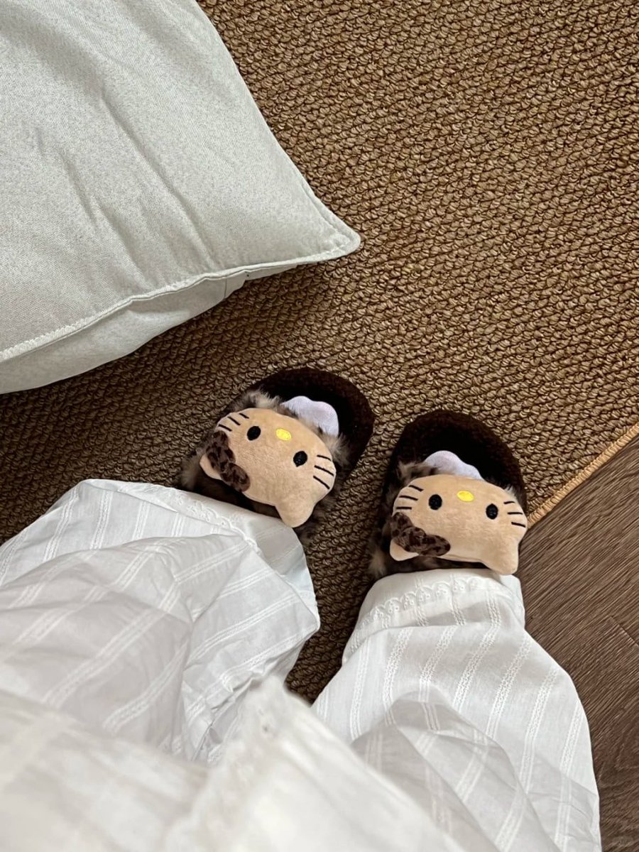 DanielSLT_11's tweet photo. Nothing beats fuzzy Hello Kitty slippers on a lazy day Loving this playful leopard vibe with my striped PJs. 🐯😻 #FuzzyFeels #CasualChic https://t.co/LXNuEkEtXZ