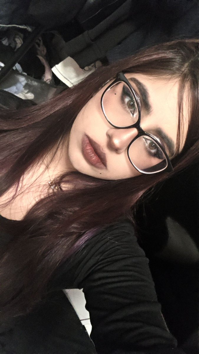 Flora 🦇 tweet media