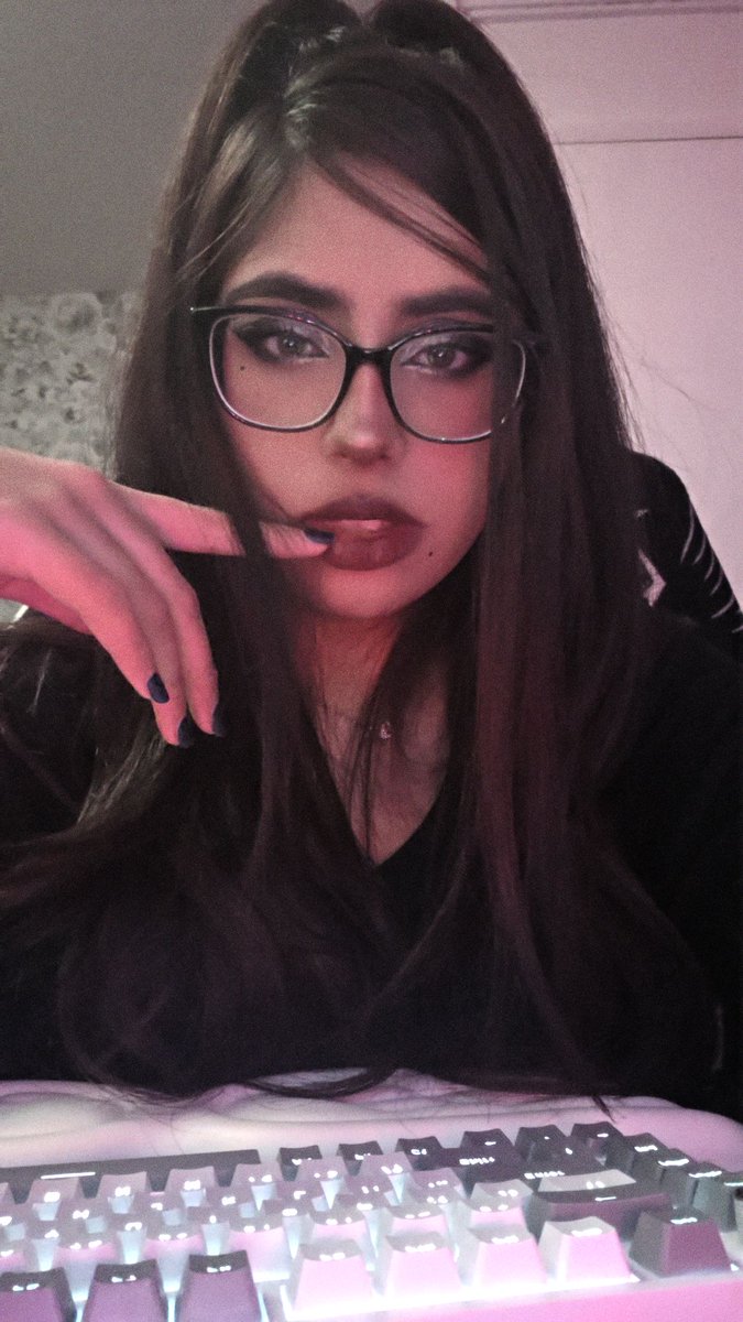 Flora 🦇 tweet media