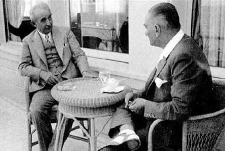 İsmet Paşa, Gazi’yi ziyarete geldi. Üzgün, gergin bir hâli vardı. M. Kemal sordu:
“Senin bir sıkıntın var. Nedir?”

“Deniz İşleri eski Bakanımız İhsan Bey’den şikâyetçiyim.”
“Hayrola?”

+