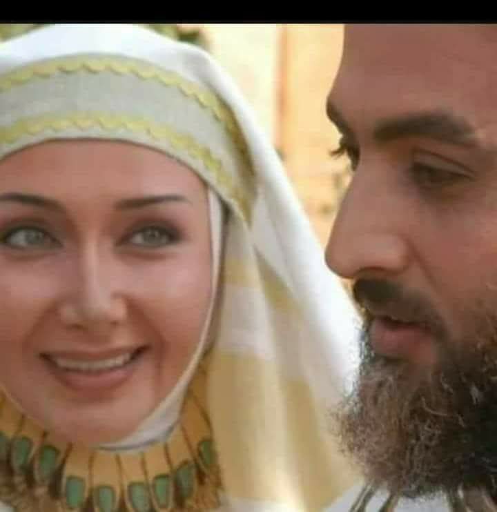 aliahelly70's tweet photo. حين تأتيك نسائم العشق
ويسكن المعشوق حنايا قلبك
ويناديك من بعيد تقدم تعال
 أني أنا الحق
فقد فتحت لك باب الدار
ورفعت الحجب والأستار
وكشفت لك عن الأسرار
فليس غيره معشوق
وليس غيره بالدار ديار

حين سئلت زليخة عن دواءٍ ينسيها يوسف
قالت لادواء لداء العشق إلا لقاء المعشوق

#تجليات_الروح https://t.co/WItnCBekf5