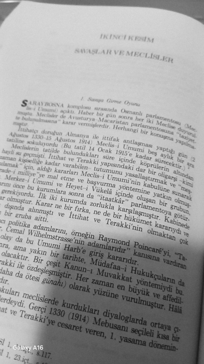 Benim birden fazla başucu kitabım vardır aslında ama ilk aklıma gelenlerden biri Tarık Zafer Tunaya'nın "Türkiye'de Siyasal Partiler" serisidir. 

Eskiden gördüğü ilgiyi yeterince görmüyor şu an. Ama tafsilatlı içeriği ve öncü bir çalışma olması açısından tam bir başyapıt.