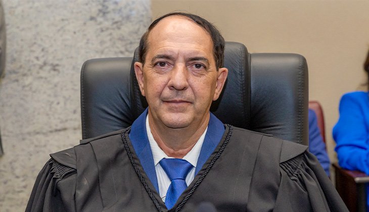 O desembargador Donizete Martins de Oliveira, de Goiás, absolveu um homem de 20 anos que manteve relações sexuais e engravidou uma menina de 12 anos. Ele alegou que existia consentimento e intenção de constituir família. 

Mais um caso de magistrado passando pano pra pedófilo.