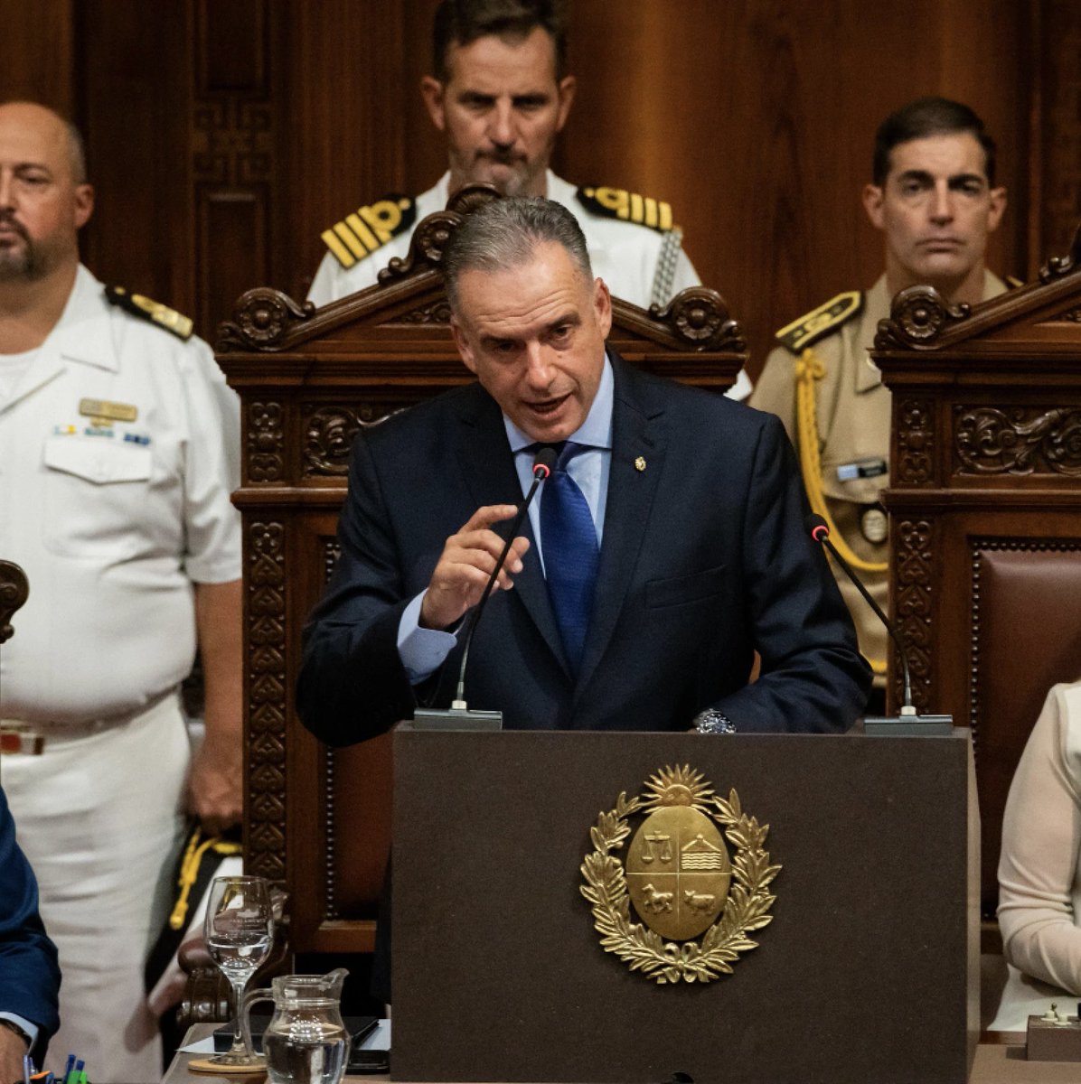 ggurmendez's tweet photo. “Tout va très bien, Madame la Marquise”
(“Todo va muy bien, señora marquesa”).

Una famosa canción francesa, en clave de humor e ironía, relataba el diálogo telefónico entre una marquesa y su mayordomo:

—Mayordomo, ¿cómo está todo?
—Muy bien, Madame la Marquise… todo perfectamente.
—¿Nada fuera de lugar?
—Bueno… murió la yegua.
—¿Cómo ocurrió?
—Se incendió el establo.
—¿Y el incendio?
—Se quemó el castillo.
—¡¿El castillo?!
—Sí… después de que el marqués se suicidara.
—¿Y la razón?
—La ruina, Madame.

Pero, fuera de eso… todo va muy bien.