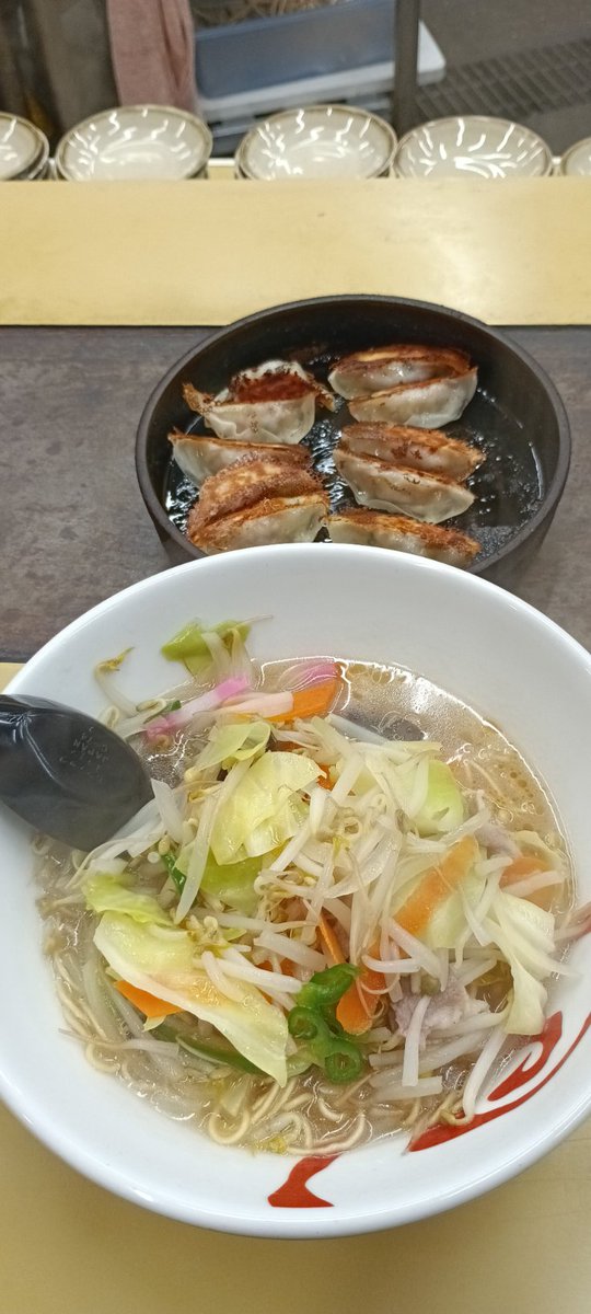 japanleader's tweet photo. 昨夜、北九州の黒崎駅近くにある本店鉄なべへ。

ちゃんぽんと餃子を注文。お酒を頼まなくても良いので、お酒飲めない人にはおすすめ。

関西には餃子が美味しいお店が沢山あるので、味は普通だと思いました。 https://t.co/6l8Jh7oyb0
