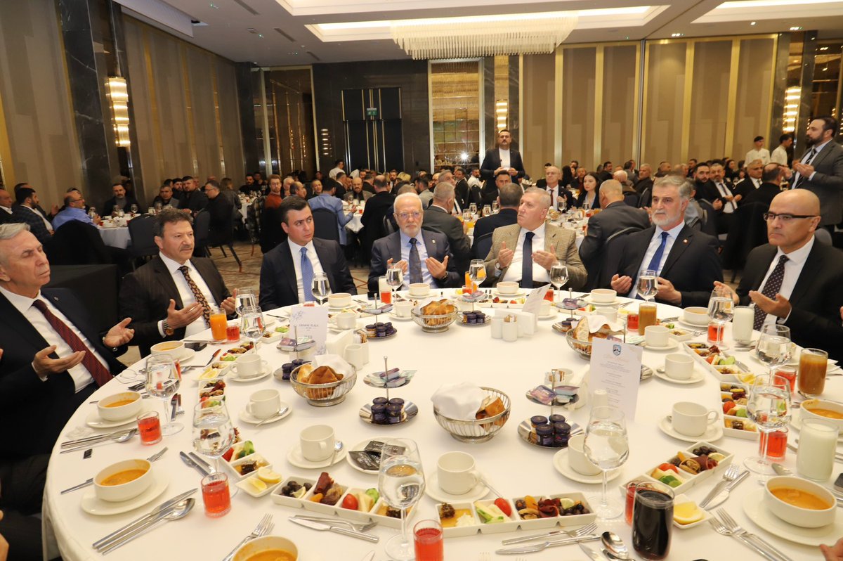 AnkaraOho's tweet photo. Yöneticilerimiz AK Parti Gn.Bşk.Vek. Sn Mustafa ELİTAŞ, ABB Başkanımız Sn Mansur YAVAŞ, TŞOF Gn. Başkanımız Sn Mehmet YİĞİNER, Ankara Mv Sn Osman GÖKÇEK, Ticaret İl Md. Sn Elif TAN ve bağlı odalarımızın tüm kurul üyeleri ile birlikte ANKESOB Geleneksel İftar Programına katıldılar https://t.co/x2h43buozd