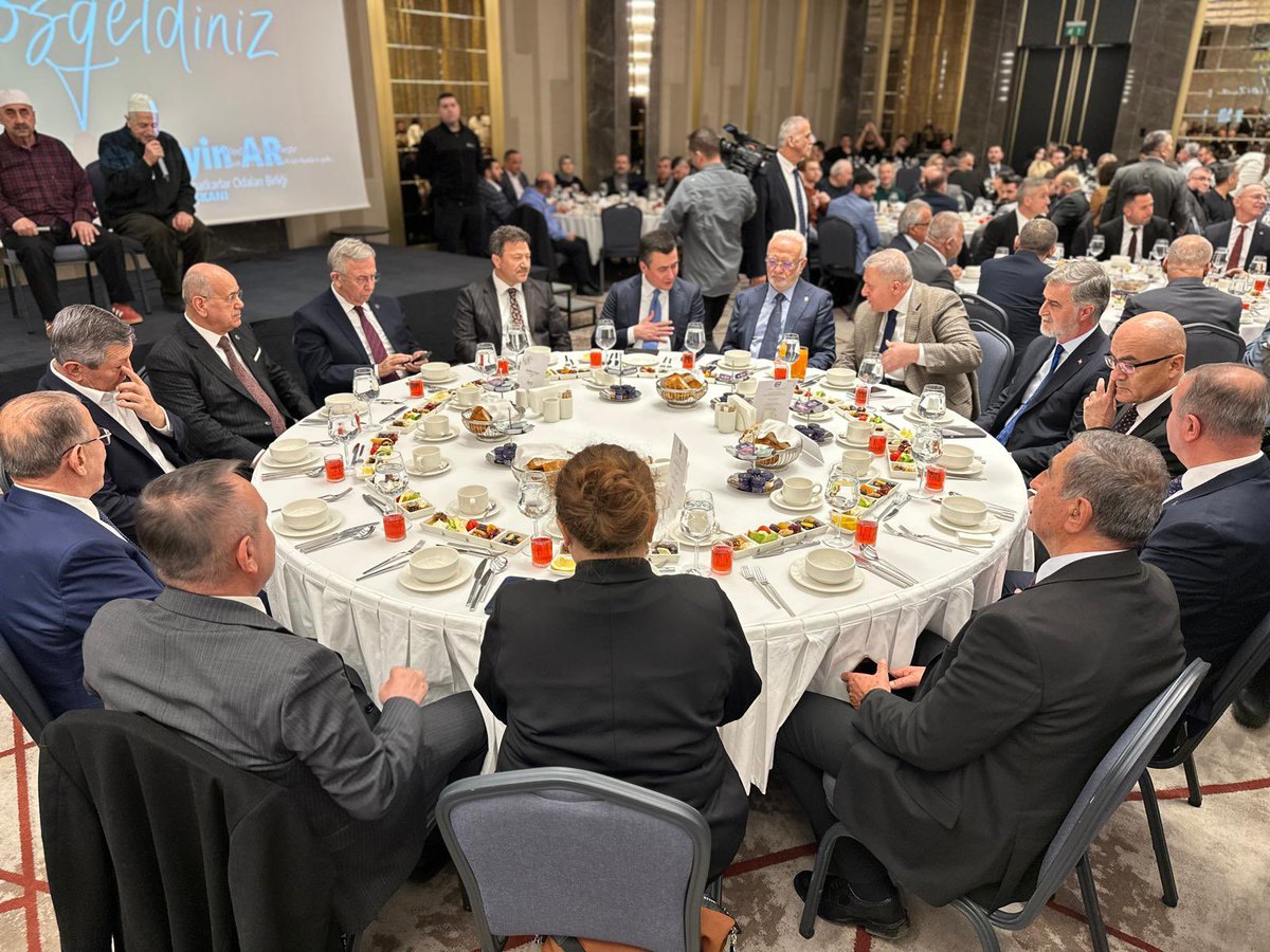 AnkaraOho's tweet photo. Yöneticilerimiz AK Parti Gn.Bşk.Vek. Sn Mustafa ELİTAŞ, ABB Başkanımız Sn Mansur YAVAŞ, TŞOF Gn. Başkanımız Sn Mehmet YİĞİNER, Ankara Mv Sn Osman GÖKÇEK, Ticaret İl Md. Sn Elif TAN ve bağlı odalarımızın tüm kurul üyeleri ile birlikte ANKESOB Geleneksel İftar Programına katıldılar https://t.co/x2h43buozd