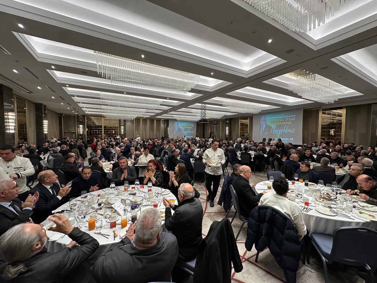 AnkaraOho's tweet photo. Yöneticilerimiz AK Parti Gn.Bşk.Vek. Sn Mustafa ELİTAŞ, ABB Başkanımız Sn Mansur YAVAŞ, TŞOF Gn. Başkanımız Sn Mehmet YİĞİNER, Ankara Mv Sn Osman GÖKÇEK, Ticaret İl Md. Sn Elif TAN ve bağlı odalarımızın tüm kurul üyeleri ile birlikte ANKESOB Geleneksel İftar Programına katıldılar https://t.co/x2h43buozd