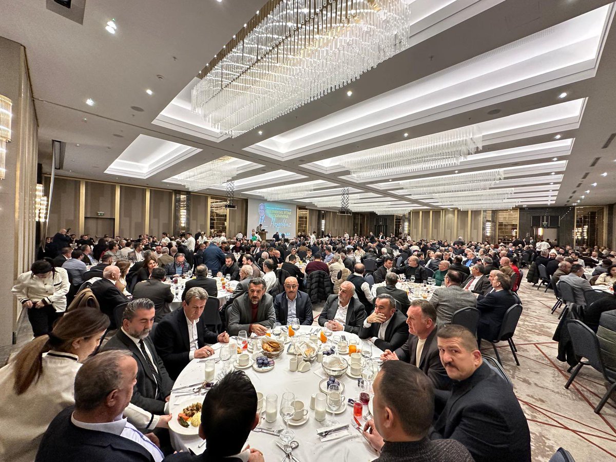AnkaraOho's tweet photo. Yöneticilerimiz AK Parti Gn.Bşk.Vek. Sn Mustafa ELİTAŞ, ABB Başkanımız Sn Mansur YAVAŞ, TŞOF Gn. Başkanımız Sn Mehmet YİĞİNER, Ankara Mv Sn Osman GÖKÇEK, Ticaret İl Md. Sn Elif TAN ve bağlı odalarımızın tüm kurul üyeleri ile birlikte ANKESOB Geleneksel İftar Programına katıldılar https://t.co/x2h43buozd
