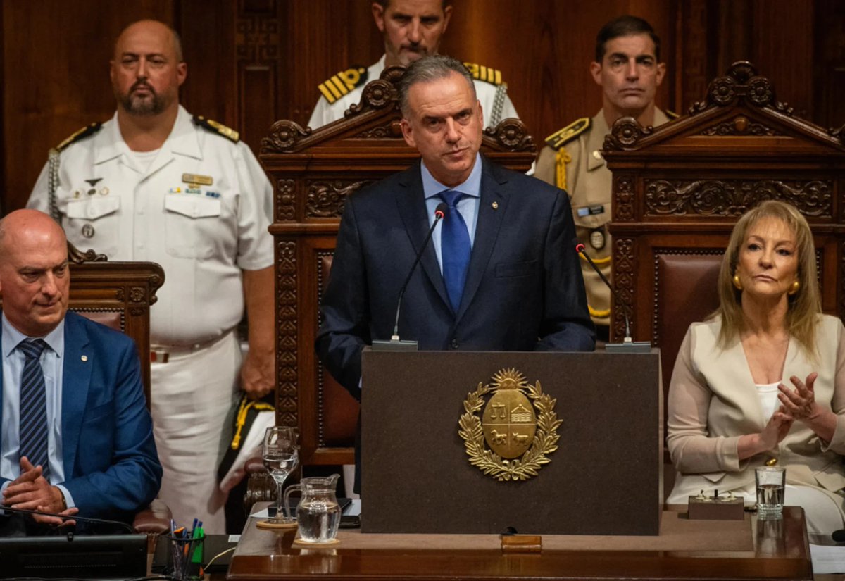 uruguayaldoo's tweet photo. ¡NO SE PUEDE CREER!  El GOBIERNO DE ORSI rindió cuentas y pintó un Uruguay que solo existe en su cabeza. Habló de "empleo récord" y "seguridad inteligente" mientras los barrios están cada vez peor. ¿Es un FARO o nos están queriendo encandilar? 🔦 Entrá y leé el análisis sin filtro de lo que NO te contaron en el discurso.
https://t.co/tNzqGmpqlS