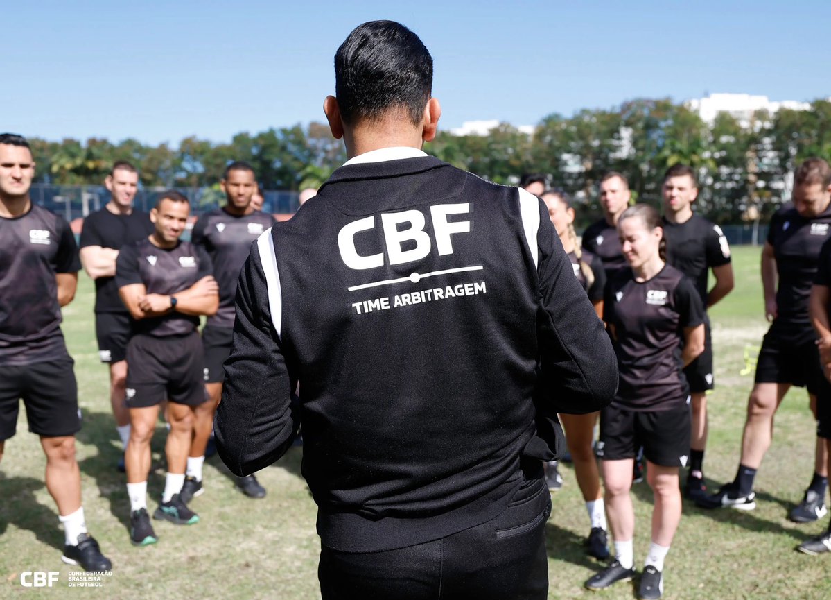 futebol_info's tweet photo. Profissionalização da arbitragem: há árbitros que esperavam que os valores pagos pela CBF fossem maiores.

VALORES:
• Árbitro central FIFA: R$ 22 mil fixos por mês + R$ 5,5 mil por jogo

• Assistente e VAR FIFA: R$ 13,2 mil fixos por mês + R$ 3,3 mil por jogo

• Árbitro central CBF: R$ 16 mil fixos por mês + R$ 4 mil por jogo

• Assistente CBF: R$ 10 mil fixos por mês + R$ 2,5 mil por jogo

🗞️ @UOL | @igorsiqueira 
📸 Rafael Ribeiro/CBF