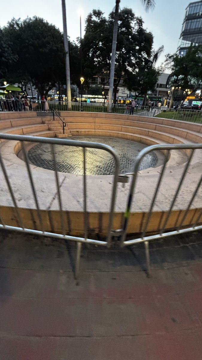 ndnicollee's tweet photo. ¿De qué sirve un parque con rejas? @MuniMiraflores https://t.co/V4Uk3uFmBT