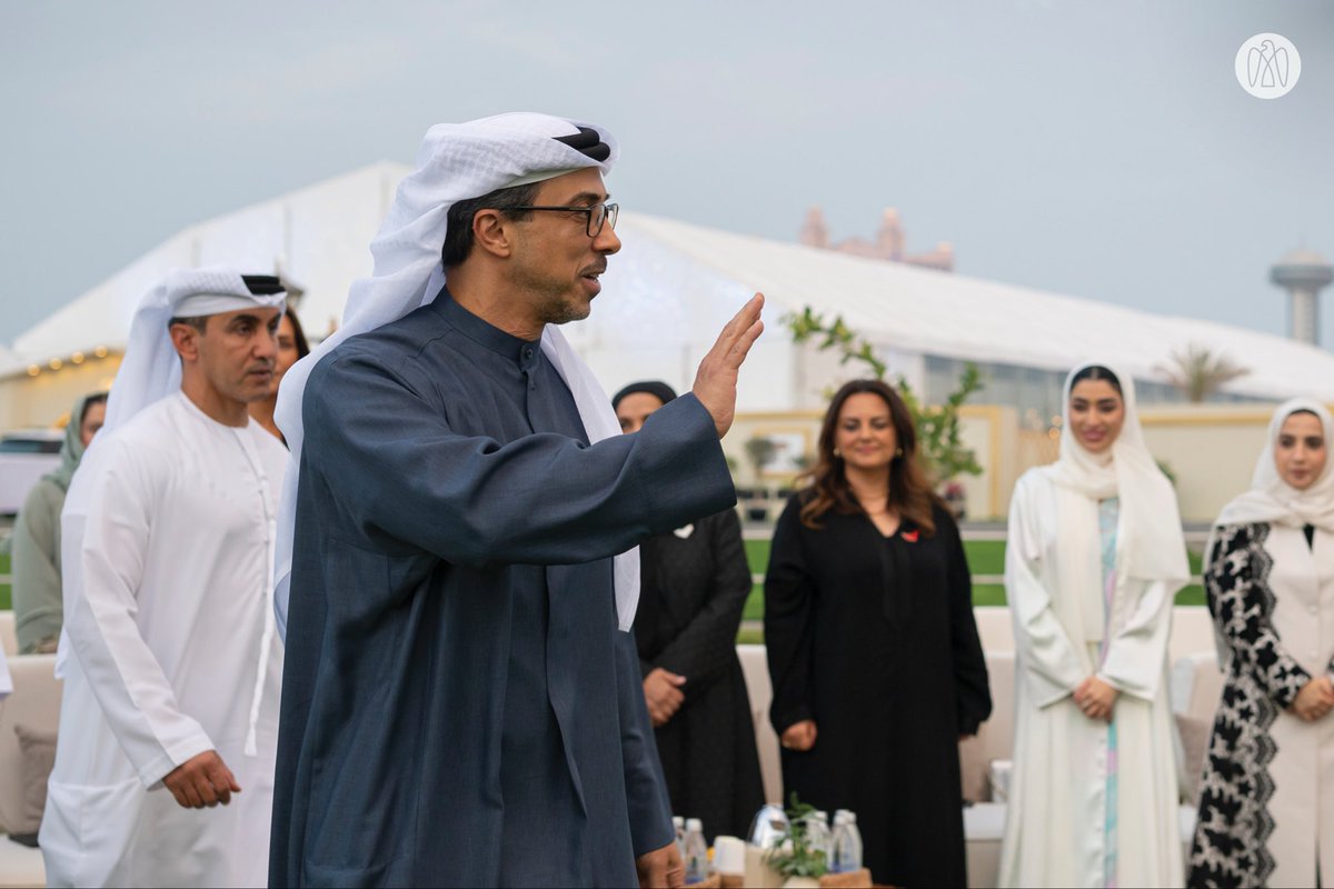 ADMediaOffice's tweet photo. منصور بن زايد يشارك قيادات دينية ومصرفية وإعلامية مأدبة إفطار رمضانية في فندق "قصر الإمارات" في أبوظبي. وسموّه يتبادل التهاني مع الضيوف بمناسبة حلول شهر رمضان الذي تتجدد فيه الروح الوطنية، ويزداد فيه تلاحم المجتمع. https://t.co/MtPm5LQ8YN