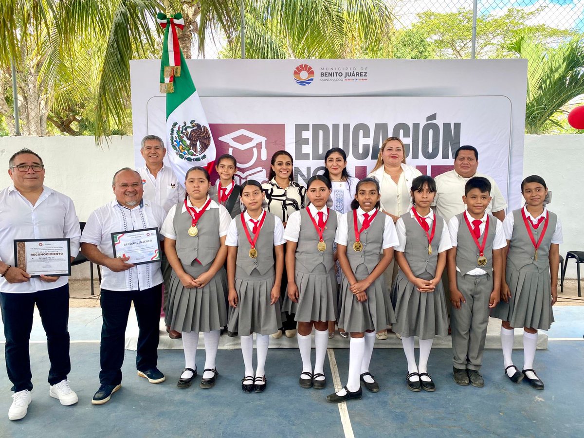 🇲🇽✨ Valores que fortalecen desde la niñez. 

En la Demostración de Escoltas de Nivel Primaria, niñas y niños mostraron disciplina, respeto y profundo amor por nuestros símbolos nacionales. 
(1/3)
