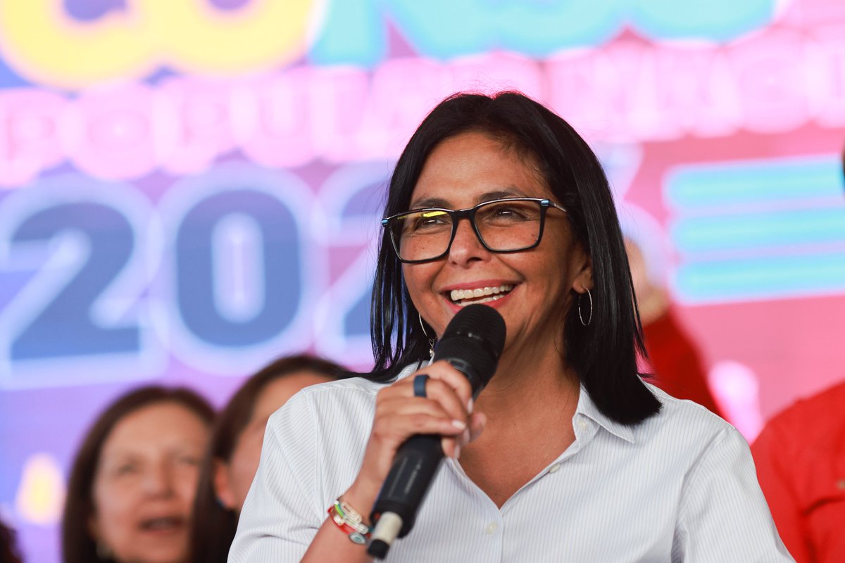 Theanitaven's tweet photo. 🔴🇻🇪 Presidenta (E) de la República Bolivariana de Venezuela Delcy Rodríguez lidera evalúa con el pueblo estrategias rumbo a la Consulta Popular del 8 de Marzo. https://t.co/CURLwZ4hxy