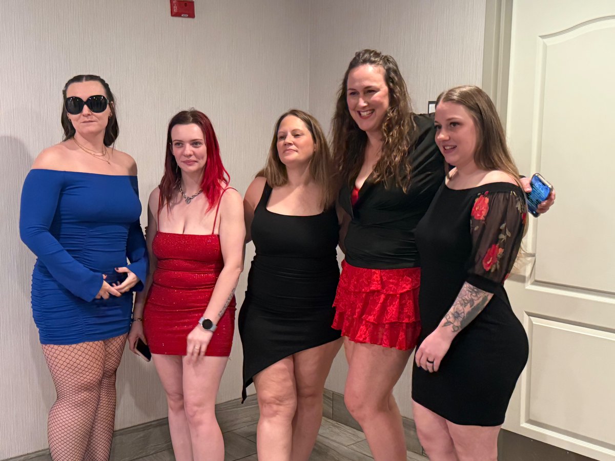 Hotmomboss's tweet photo. Happy Monday! Enjoy this photo of my friends &amp; I! New Collab coming out soon! w/naughty nurse roxanne, T.T., Cherry Rainier &amp; xosecretsaraxo. 💋 https://t.co/rJoNgKuCLz