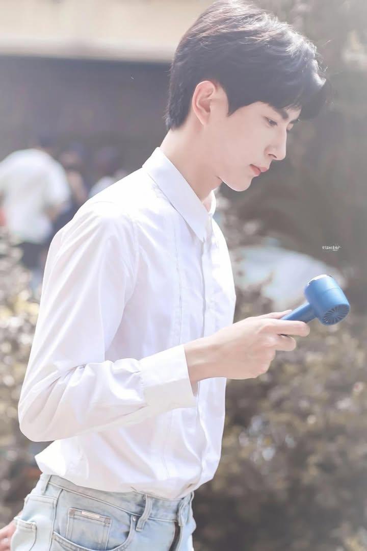 zskyccz's tweet photo. As we are fighting our own battles, using our selfless love and actions to call out for justice. There's nothing more that we want, but may good news come to you soon. May good people be returned with kindness. May skies bless you for a final respect🤍

#YuMenglong #于朦胧 https://t.co/ts80wHtNUD