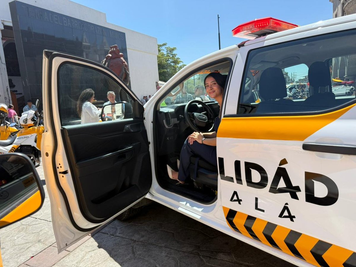 juncalssolano's tweet photo. POR UNA MOVILIDAD MÁS SEGURA EN TONALÁ 🚔🚦

Con una inversión superior a 2 millones 366 mil pesos, el gobierno de Tonalá entregó 4 motos de alto cilindraje equipadas, 80 uniformes completos, trafitambos, conos y nuevo balizamiento para las unidades.

Acciones que buscan fortalecer una movilidad más segura, moderna y eficaz para todas y todos. 🏙️✅

@gobierno_tonala
@SergioChavez_D