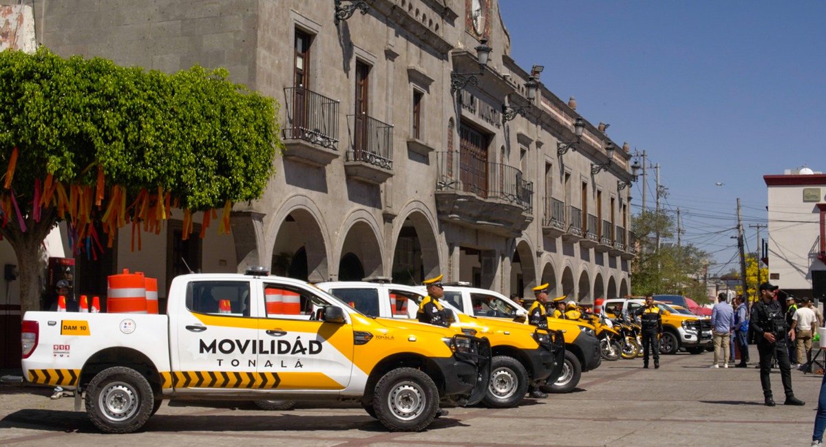 juncalssolano's tweet photo. POR UNA MOVILIDAD MÁS SEGURA EN TONALÁ 🚔🚦

Con una inversión superior a 2 millones 366 mil pesos, el gobierno de Tonalá entregó 4 motos de alto cilindraje equipadas, 80 uniformes completos, trafitambos, conos y nuevo balizamiento para las unidades.

Acciones que buscan fortalecer una movilidad más segura, moderna y eficaz para todas y todos. 🏙️✅

@gobierno_tonala
@SergioChavez_D