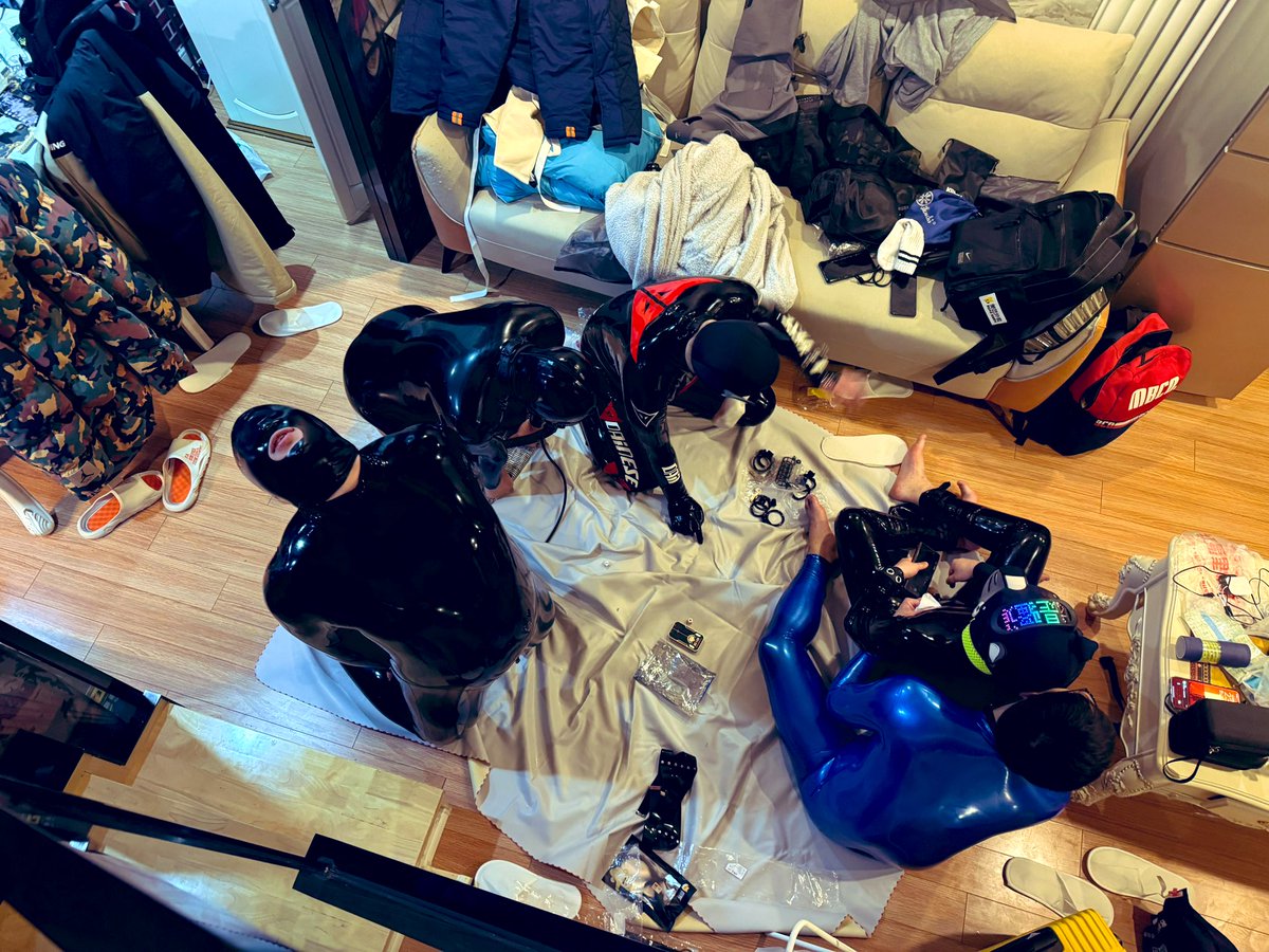 Nuodingone's tweet photo. 暗室五具乳胶身躯缠绕，汗滑拉链声交织成浪。四双手同时侵入同一紧裹躯体，集体闷哼震颤……“谁先在乳胶里泄身，谁就绑成公用玩具到天亮 https://t.co/EgaH6atgwq