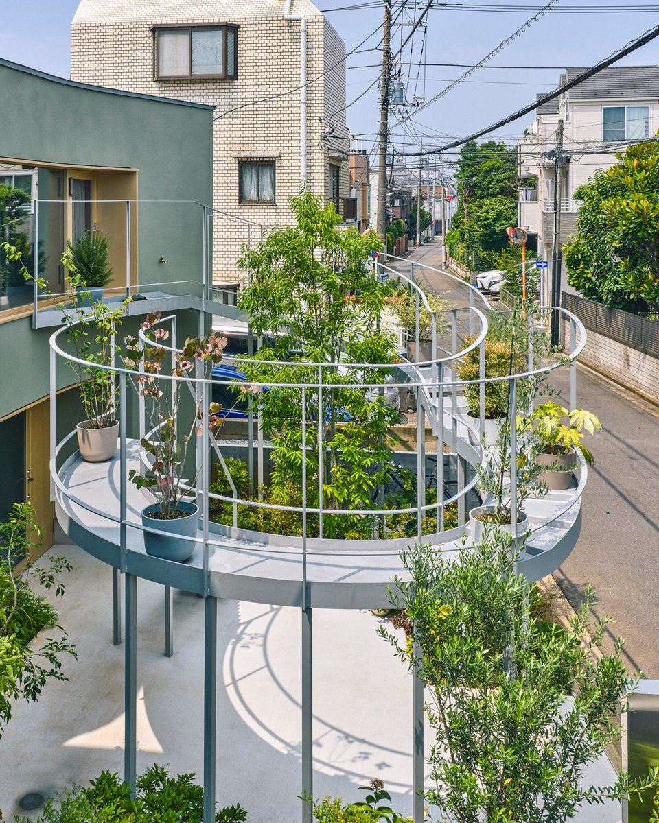 DesignedHomes's tweet photo. a looping metal terrace for potted plants, wrapping a timber-lined home in Tokyo. 96 square metres of everything you need. House in Nakano by HOAA. https://t.co/xQYABUjT1Z