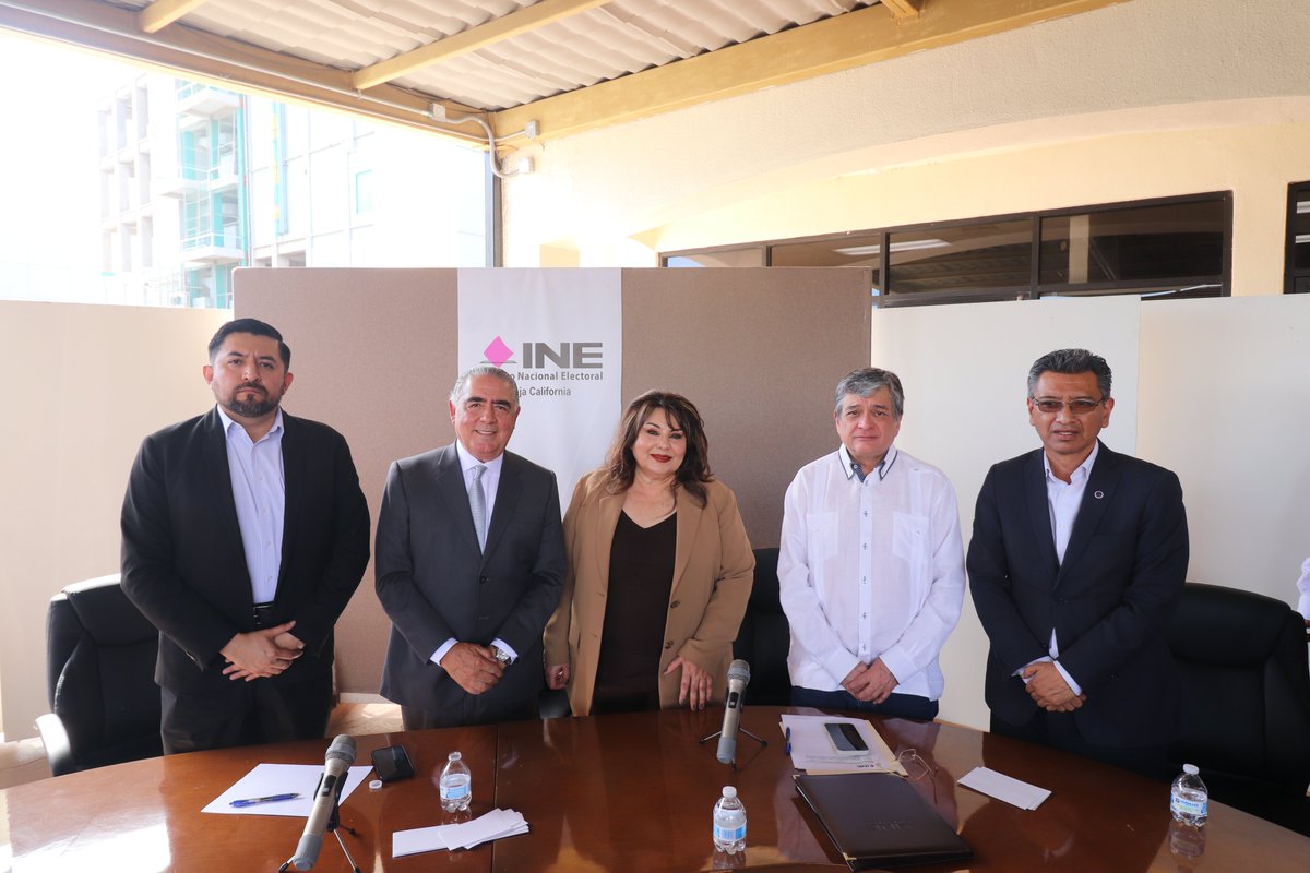INE_BC's tweet photo. #INEBCInforma 📣✅ | Rinde protesta Pablo Sergio Aispuro Cárdenas como Vocal Ejecutivo del INE en Baja California.
Este 02 de marzo, el Mtro. Pablo Sergio Aispuro Cárdenas asumió formalmente la titularidad de la Junta Local Ejecutiva del Instituto Nacional Electoral en Baja California.
La toma de protesta fue encabezada a distancia por la Consejera Presidenta del INE, Guadalupe Taddei Zavala, acompañada por la Secretaria Ejecutiva, Claudia Arlett Espino, y contó con la presencia del Consejero Electoral Uuc-kib Espadas Ancona, así como autoridades y representantes de instituciones en la entidad.
Con 33 años de trayectoria en el ámbito electoral, el nuevo Vocal Ejecutivo refrendó su compromiso de conducir los trabajos institucionales en el INE BC.