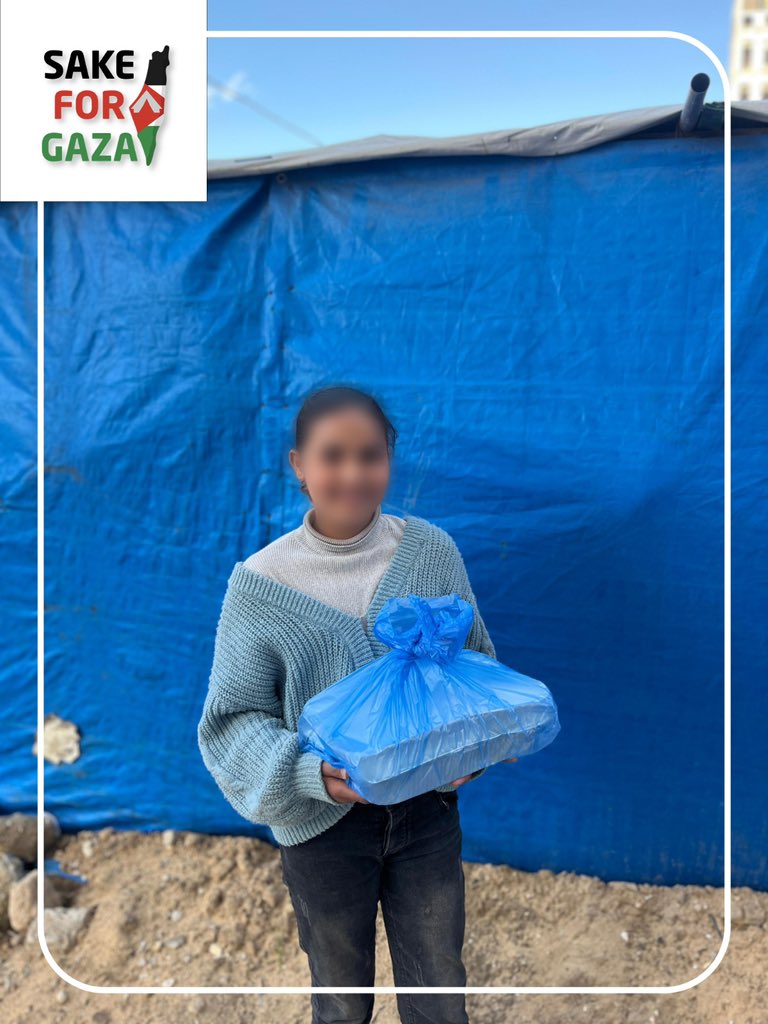 SAKEFORGAZA's tweet photo. Thanks to your donations, our team has completed its mission of distributing rice and chicken meals to families in Gaza City.

We will continue providing more urgent support. Please donate and share the post to reach more families.

https://t.co/Cev3rFn17h https://t.co/PRwG7xKSDy