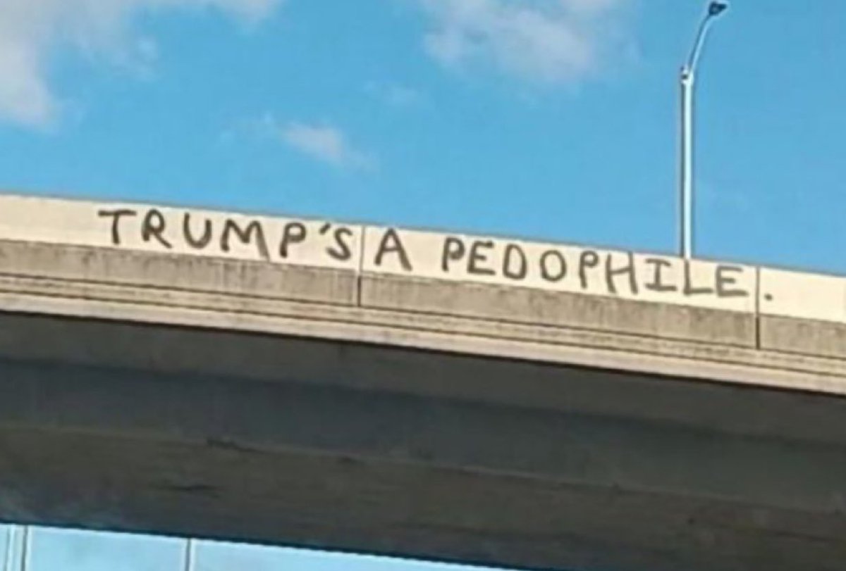 Un pedófilo es el referente moral de la derecha. Diría que me sorprende pero no. Son capaces de todo.