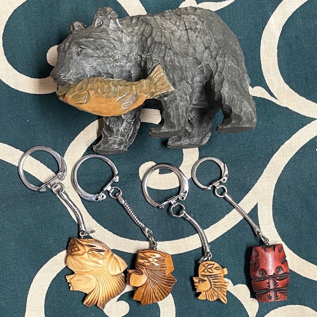 北海道らしい木彫りのあれこれもやって来ています。 卒業旅行や嵐の