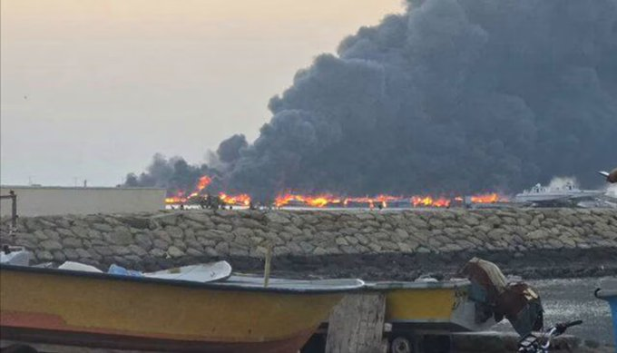 ferozwala's tweet image. 🚨#Iranian state media says US-Israeli strikes set fire to more than 100 civilian barges at the port of #Jask in #Hormozgan province, causing significant damage.