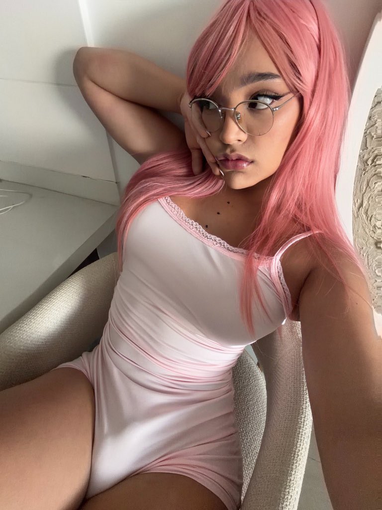 Tsboonie19's tweet photo. Real question: would you date a woman... who happens to be trans? https://t.co/ySxSrAt9X8