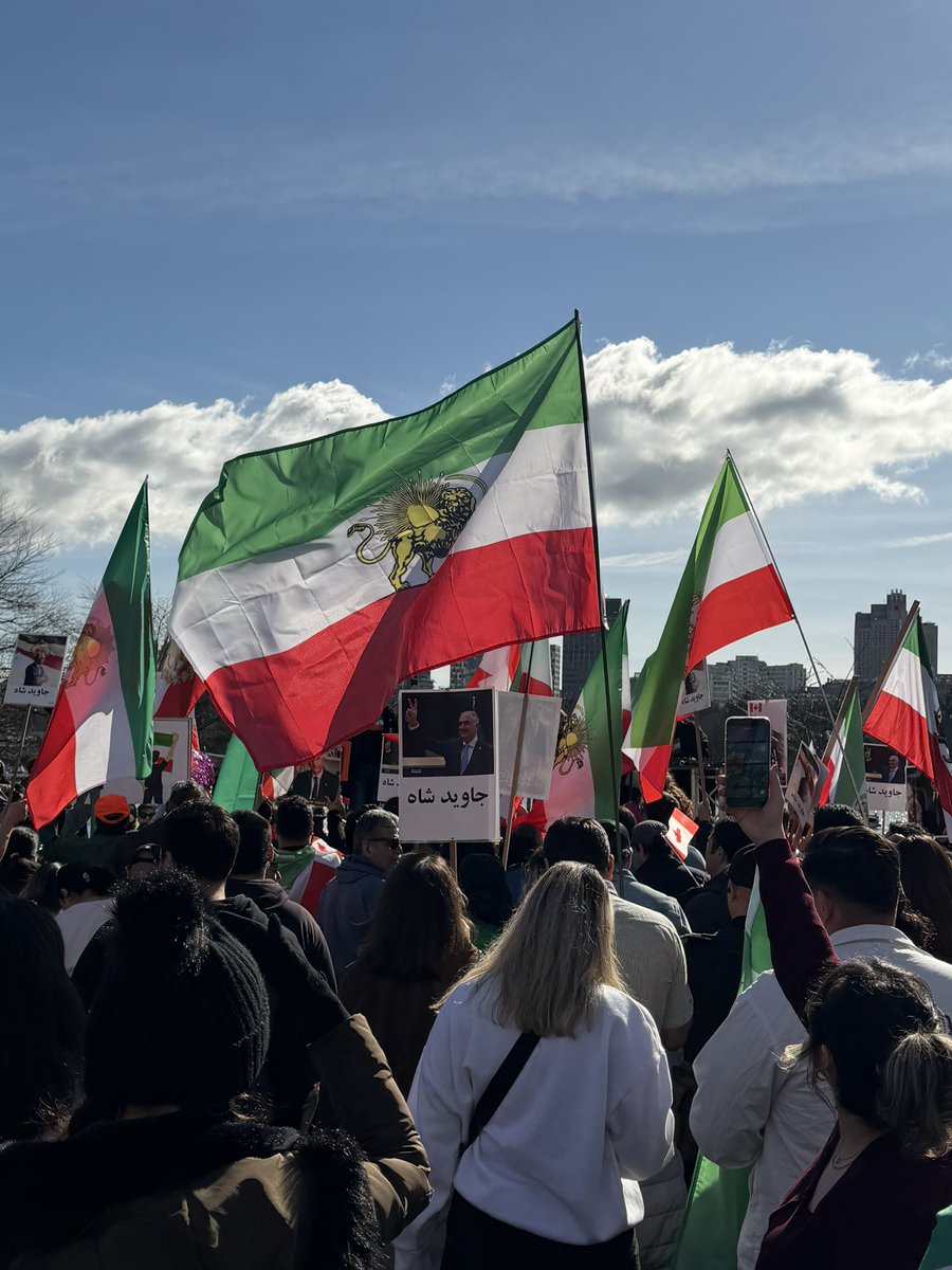 Alireza_Hagh's tweet photo. بچه ها لطفا دوباره این هشتگ ها رو ترند کنیم الان خیلی این مهمه 🙌🙌 
#digitalblackoutIran 
#KingRezaPahlavi https://t.co/hhQ7ZHofEm