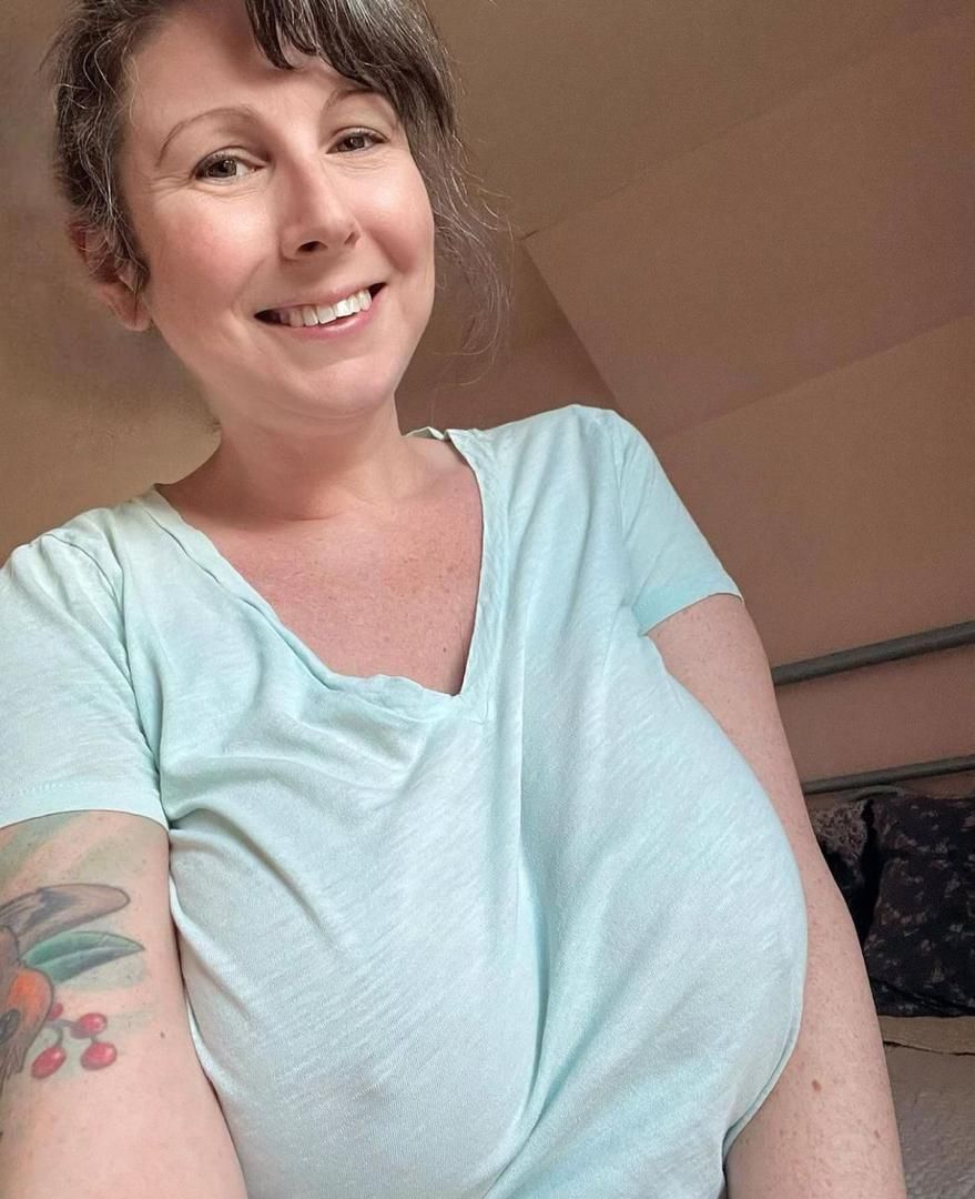 Just Hot Moms tweet media