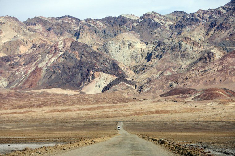 🌡️ Highest Recorded Temperatures (Official Records)

🇱🇾 Libya – 57.8 °C / 136.0 °F
🇺🇸 USA – 56.7 °C / 134.1 °F
🇰🇼 Kuwait – 54.0 °C / 129.2 °F
🇸🇦 Saudi Arabia – 53.9 °C / 129.0 °F
🇮🇶 Iraq – 53.9 °C / 129.0 °F
🇮🇷 Iran – 53.2 °C / 127.8 °F
🇵🇰 Pakistan – 53.7 °C / 128.7 °F
🇶🇦 Qatar –