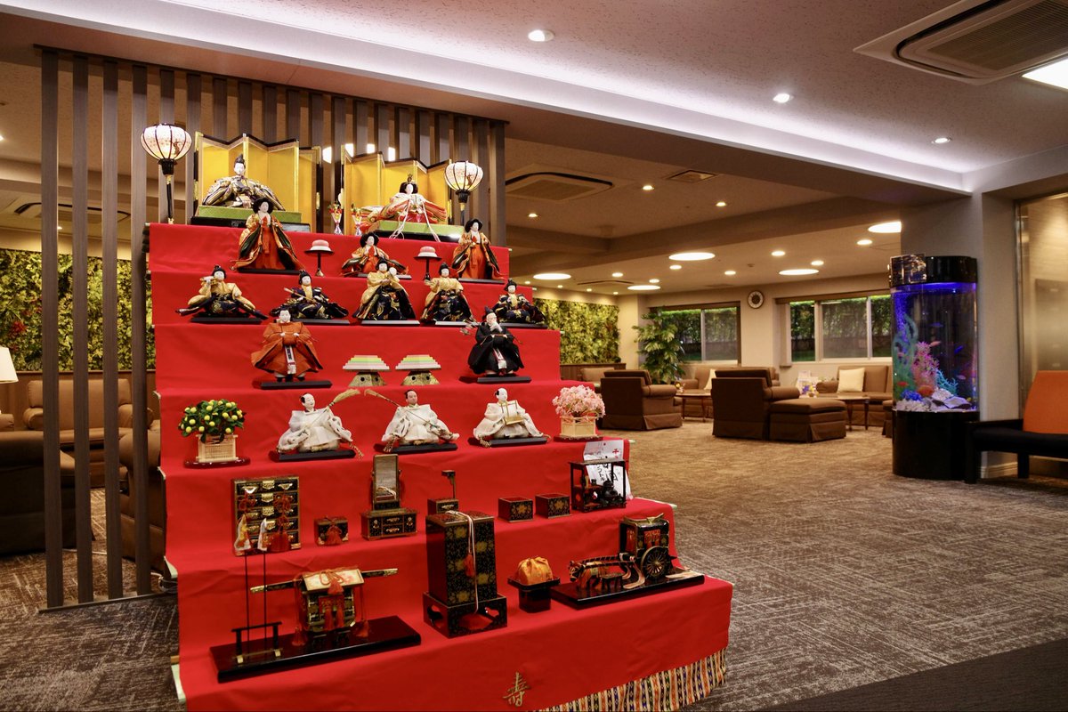 joystage8's tweet photo. 【ひな祭り🎎｜施設紹介】
おはようございます！
本日3月3日は『ひな祭り（桃の節句）』🌸
ジョイステージ八王子では、ただいまフロントに恒例のひな人形を飾っています。

華やかなひな飾りが、朝から皆さまの注目の的になっています✨

#八王子 #ひな祭り https://t.co/6KYPzKwp5J
