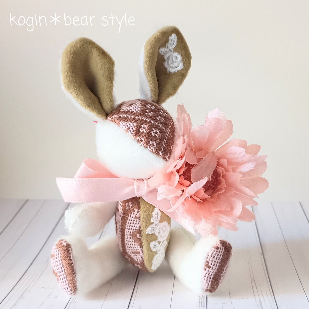耳や胴体に薔薇のレースをちりばめた上品なウサギ。 お部屋を春らしく