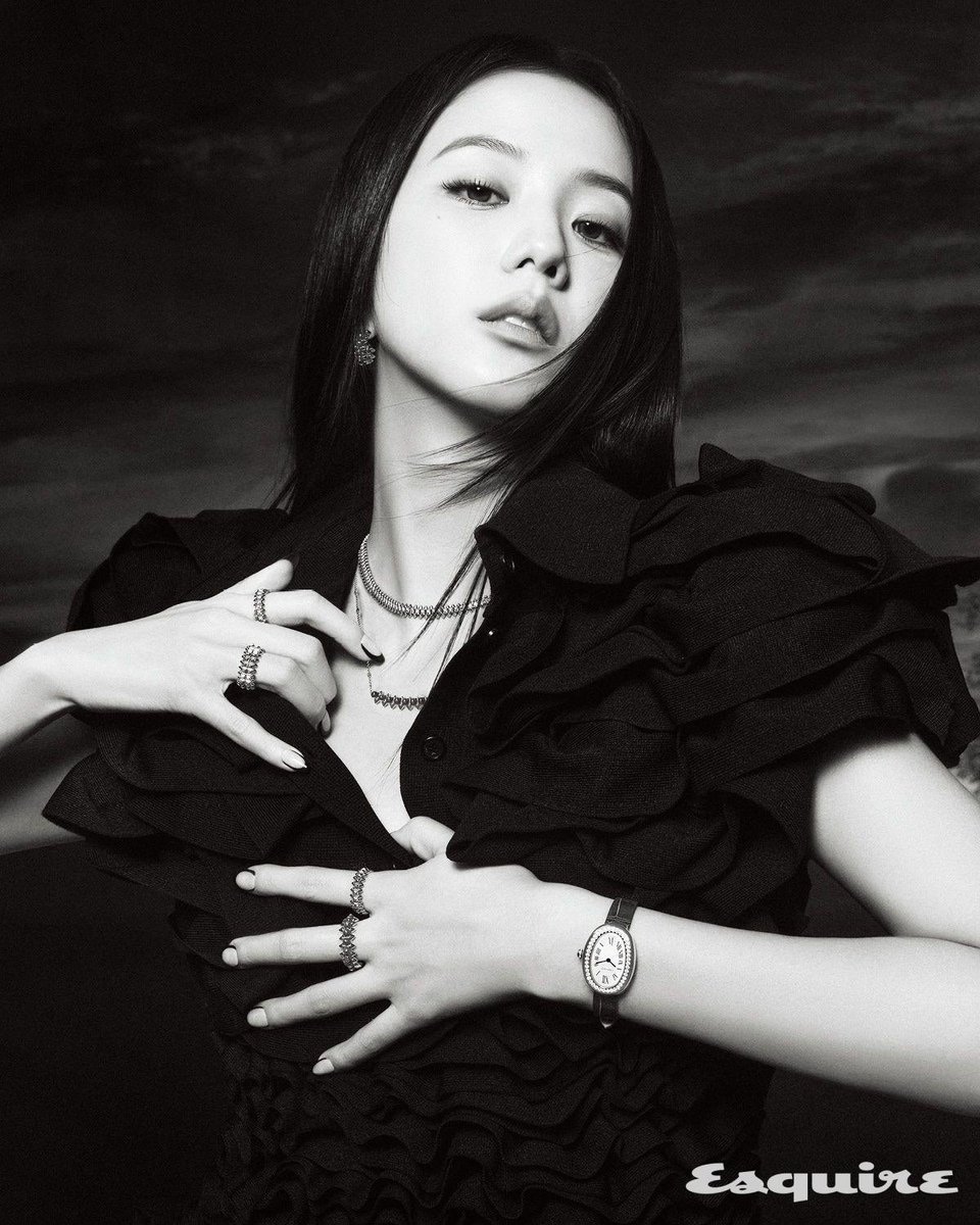NEWSJISOO's tweet photo. #JISOO for Esquire Korea. https://t.co/482jt801GS