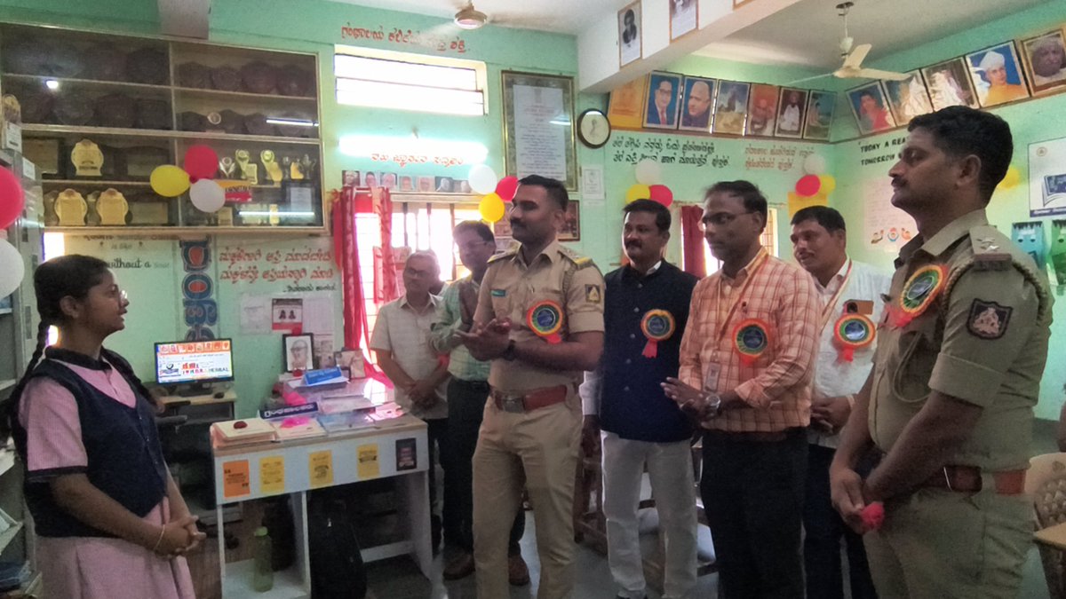 SherikarReddy's tweet photo. ಕ್ರೈಸ್ ಅರಿವಿನ ಮಂಟಪ (ಗ್ರಂಥಾಲಯ ) ಉದ್ಘಾಟನೆ, ಮೊರಾರ್ಜಿ ದೇಸಾಯಿ ವಸತಿ ಶಾಲೆ ಹೆಬ್ಬಾಳ.ಕಲಬುರಗಿ 9ನೇ ವಿದ್ಯಾರ್ಥಿನಿಂದ ಗ್ರಂಥಾಲಯದ ಪರಿಚಯ 🌹🌹 https://t.co/xTtLJZS7k5