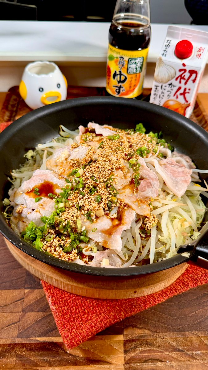 marumi_kitchen's tweet photo. たっぷり食べても超ヘルシーな大満足ダイエット飯を投下。

もやしと千切りキャベツを使うことでかさ増し&食物繊維豊富で食べ応え抜群。

今回は「焼肉のたれ」を使った特製ダレを紹介してるけど、よりヘルシーにしたい方はポン酢オンリーでも👍

フライパンひとつで作れて簡単やからぜひ！
 
作り方→

・ワンパンで無水豚キャベツもやしのスタミナポン酢がけ

【材料】
豚ロース100g
千切りキャベツ150g
もやし1袋
料理酒大さじ3
きざみにんにく小さじ1
(にんにくチューブでも👍)
ポン酢大さじ3
焼肉のたれ大さじ3
※白ごま
※きざみねぎ

【作り方】
①フライパンに千切りキャベツ→もやし→豚ロースの順に広げる
②料理酒にきざみにんにくを混ぜたらま〜っと回しがけ中火にしたらフタして加熱
③その間にポン酢と焼肉のたれ、あれば白ごまも混ぜる
④あればきざみねぎを散らしたら③をま〜っと回しがけて完成